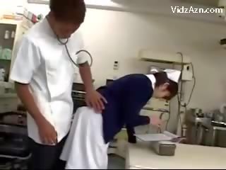 Verpleegster krijgen haar poesje rubbed door medisch man en 2 verpleegkundigen bij de surgery