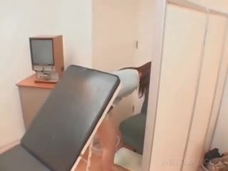 Ázijské pacient kurvička opened s lekárske zrkadlo na the medic