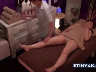 Две неизплатен азиатки момичета при масаж студио