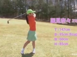 Красива азиатки тийн момичета играя а игра на лента голф