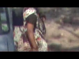 Indian mătușile face urină în aer liber ascuns camera clamă