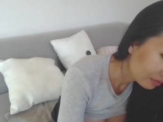 Encantador asiática leilee webcam provocação em o sofá: grátis adulto filme clipe 0e