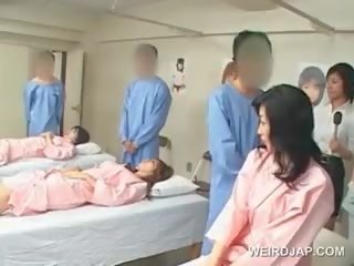 Aziāti brunete jaunkundze sitieniem matainas manhood pie the slimnīca