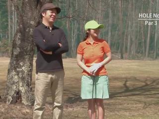 Golf wezwanie dziewczyna dostaje teased i miody przez dwa juveniles