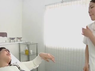 Japanilainen lesbo provosoiva spitting hieronta klinikka tekstitetty