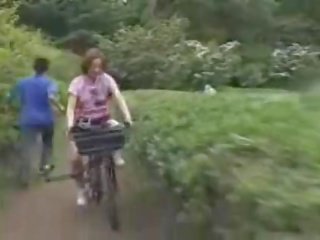 Japanska husmor masturbated medan ridning en specially modified smutsiga film bike!