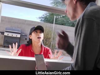 Гаряча азіатська піца delivery молодий жінка ember snow трахає gamers крани